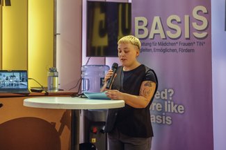 Luise Wickrath, Projektleitung von basis, startet den Abend mit ein paar einleitenden Worten