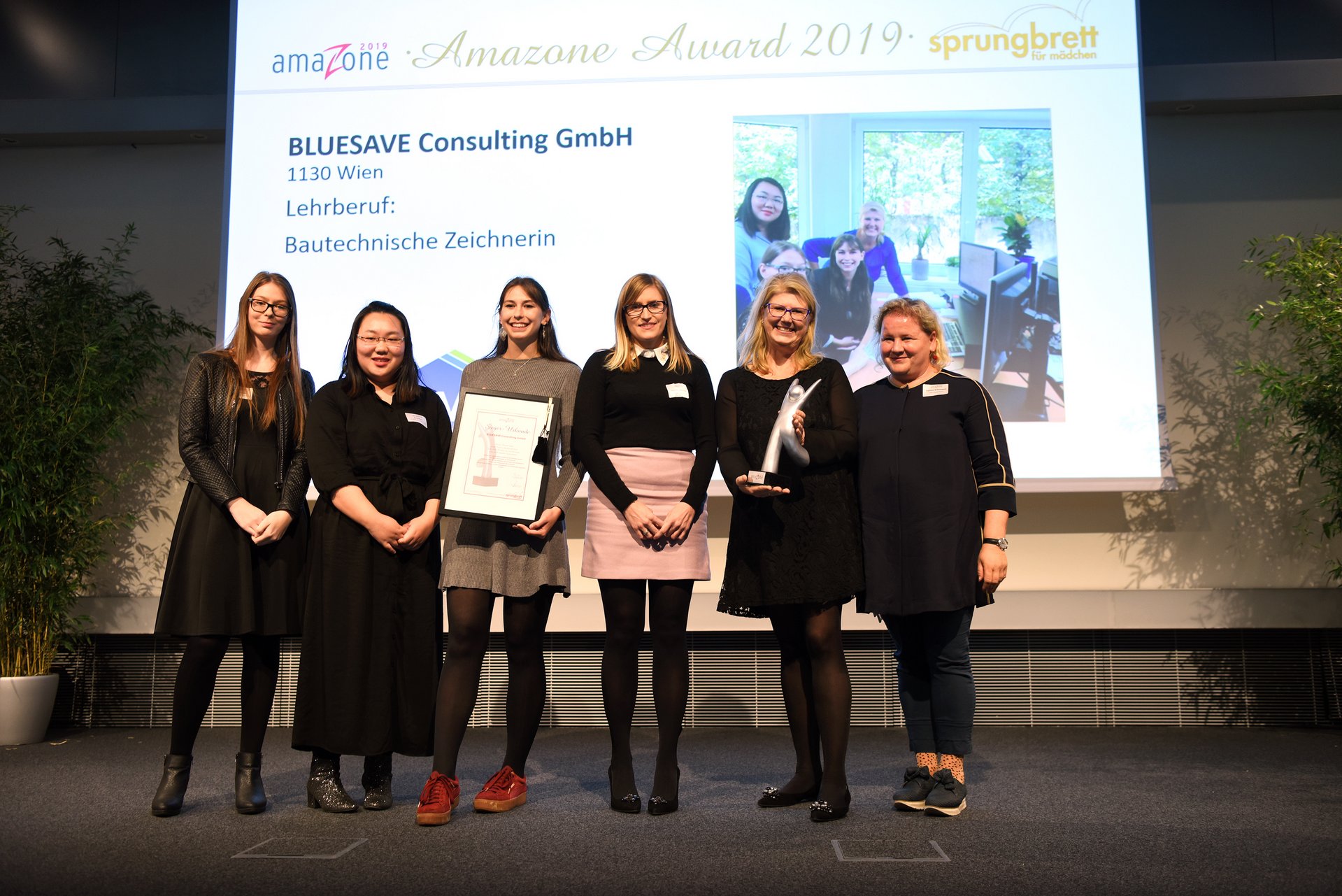 Siegerbetrieb in der Kategorie Kleinunternehmen BLUESAVE Consulting GmbH mit amaZone-Statue und Urkunde