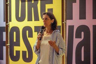 Martina Fürpass, Geschäftsleitung vom sprungbrett, begrüßt die Besucher:innen