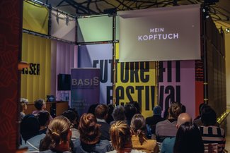 Das Publikum wartet gebannt auf das Filmscreening