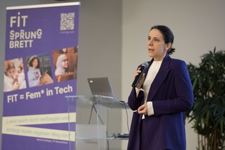 Sylvia Geyer, Rektorin der FH Technikum Wien, spricht auf der Bühne