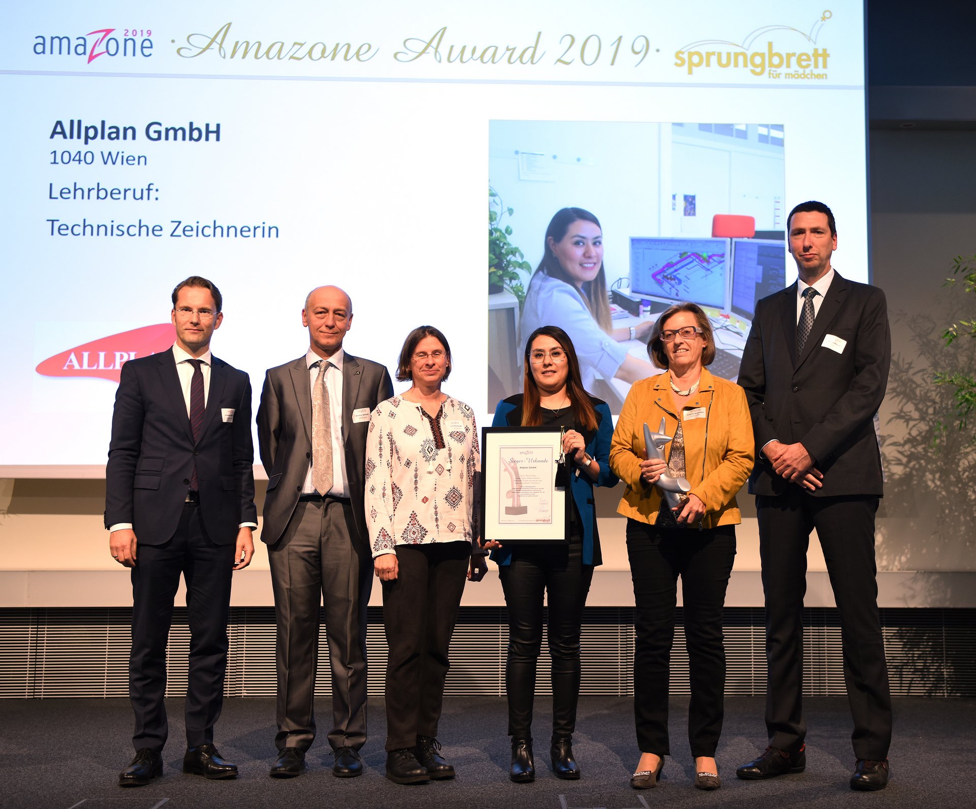Siegerbetrieb in der Kategorie Mittel-& Großunternehmen Allplan GmbH mit amaZone-Statue und Urkunde