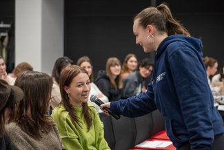 Martha Haslinger von der FH des bfi interviewt eine Schülerin aus dem Publikum