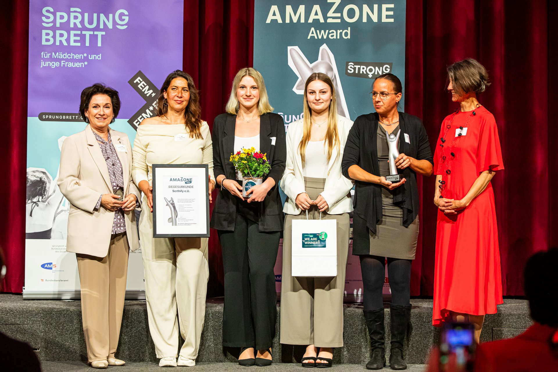 Serthify e.U. nimmt den amaZone-Award entgegen.