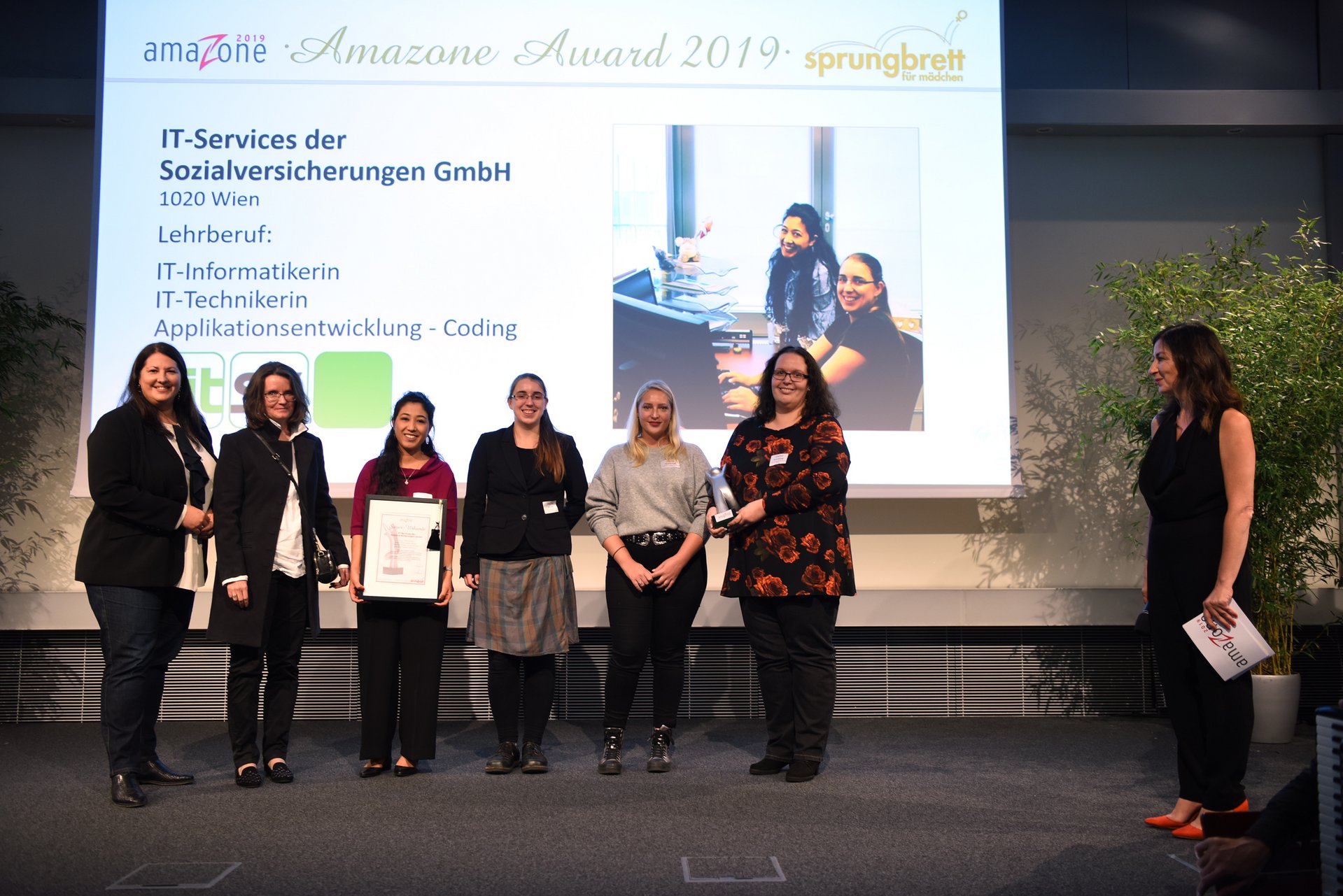 Siegerbetrieb in der Kategorie öffentliche und öffentlichkeitsnahe Unternehmen IT-Services der Sozialversicherungen GmbH mit Urkunde und amaZone-Statue