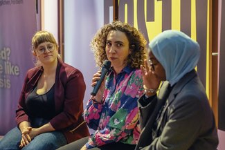 Amina El-Gamal (mitte) gemeinsam mit Munira Mohamud (rechts) und Flora Alvarado-Dupuy (links) 