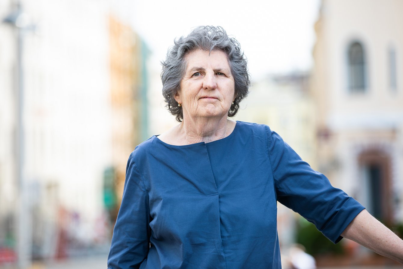 Vorständin Hilde Stockhammer blickt in die Kamera.