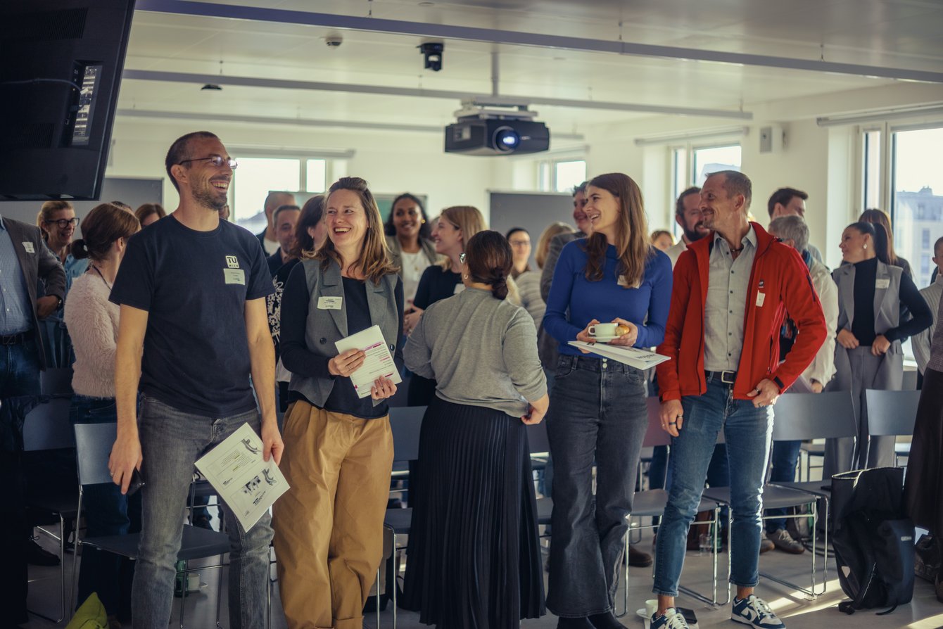 circa 20 Menschen stehen lächelnd 