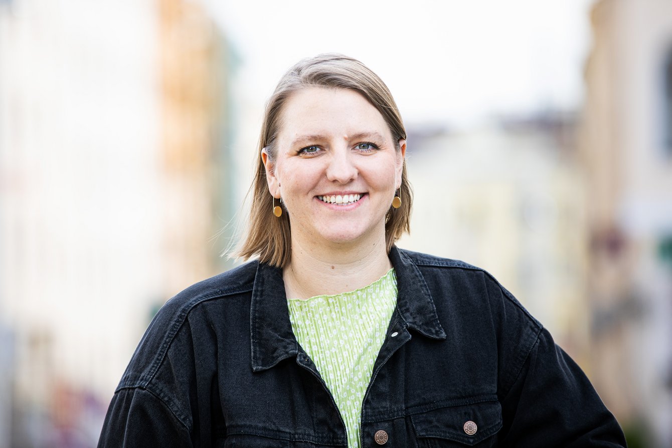 Vorständin Hannah Zach blickt in die Kamera.